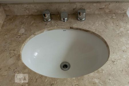 Apartamento à venda com 73m², 2 quartos e 2 vagasBanheiro do Corredor