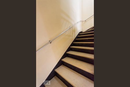 Casa para alugar com 126m², 2 quartos e 2 vagasEscada acesso piso superior