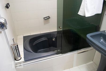 Casa à venda com 382m², 4 quartos e 6 vagasBANHEIRO