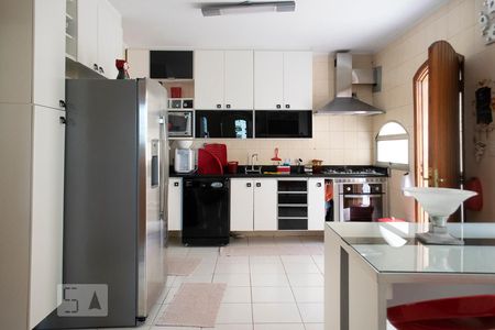 Casa à venda com 382m², 4 quartos e 6 vagasCOZINHA