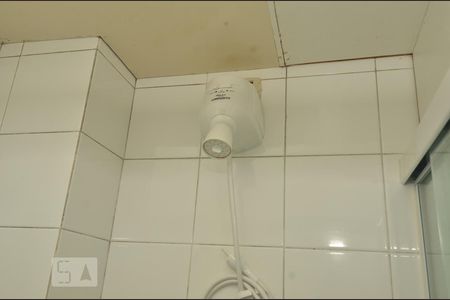 Banheiro de kitnet/studio para alugar com 1 quarto, 20m² em Copacabana, Rio de Janeiro