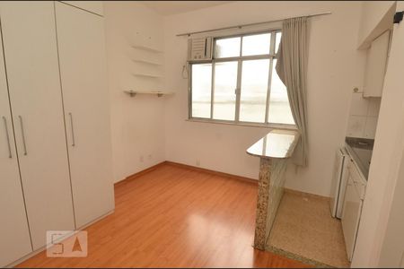 Sala de kitnet/studio para alugar com 1 quarto, 20m² em Copacabana, Rio de Janeiro