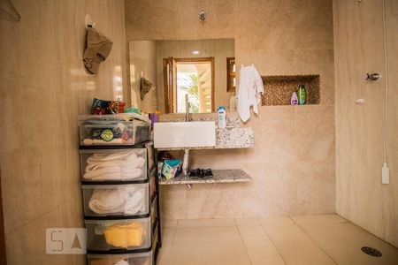 Casa à venda com 337m², 3 quartos e 5 vagasBanheiro - Piscina