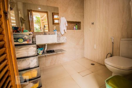 Casa à venda com 337m², 3 quartos e 5 vagasBanheiro - Piscina