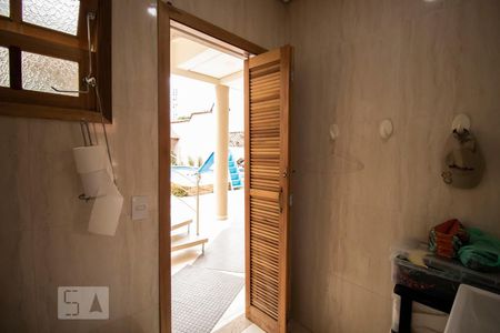 Casa à venda com 337m², 3 quartos e 5 vagasBanheiro - Piscina