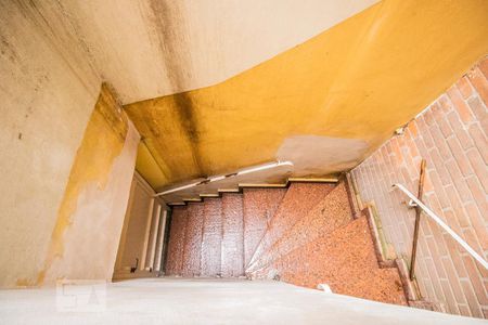 Casa à venda com 337m², 3 quartos e 5 vagasEscada Acesso Garagem