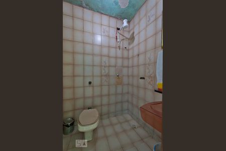 Casa à venda com 180m², 4 quartos e 1 vagaBanheiro 3  (casa de fundos)