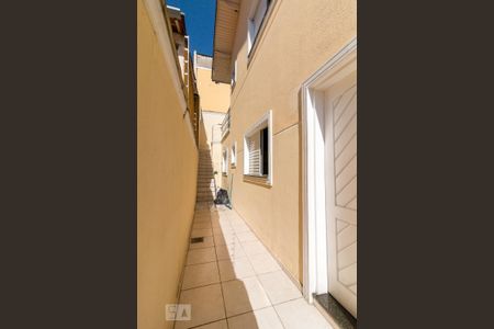 Casa à venda com 159m², 3 quartos e 2 vagasCorredor externo lateral