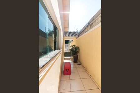 Casa à venda com 159m², 3 quartos e 2 vagasCorredor externo lateral