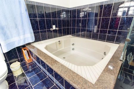 Casa à venda com 350m², 5 quartos e 4 vagasBanheiro Suíte 1