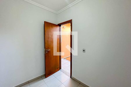 Casa à venda com 200m², 3 quartos e 5 vagas Casa à venda com 200m², 3 quartos e 5 vagasQuarto da Área de Serviço