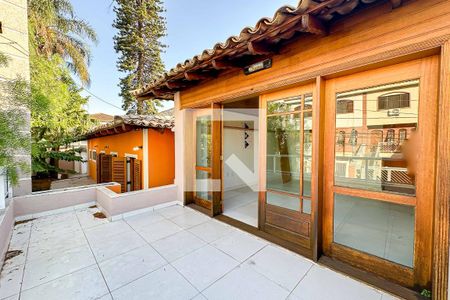 Casa à venda com 200m², 3 quartos e 5 vagas Casa à venda com 200m², 3 quartos e 5 vagasVaranda