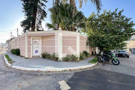 Casa à venda com 200m², 3 quartos e 5 vagas Casa à venda com 200m², 3 quartos e 5 vagasFachada