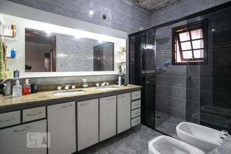 Casa à venda com 380m², 4 quartos e 5 vagasBanheiro da Suíte 1