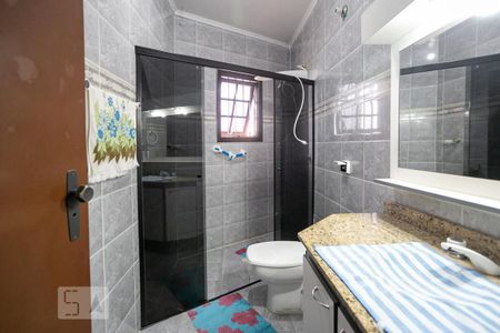 Casa à venda com 380m², 4 quartos e 5 vagasBanheiro da Suíte 2