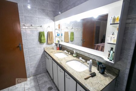 Casa à venda com 380m², 4 quartos e 5 vagasBanheiro da Suíte 1
