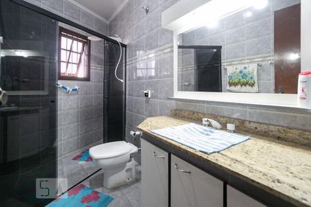 Casa à venda com 380m², 4 quartos e 5 vagasBanheiro da Suíte 2