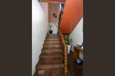 Casa à venda com 380m², 4 quartos e 5 vagasEscada