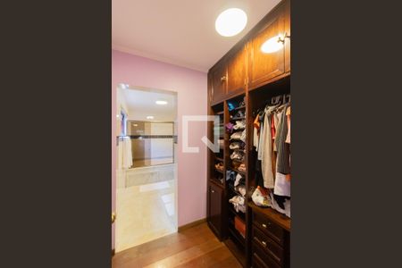 Casa à venda com 376m², 4 quartos e 4 vagas Casa à venda com 376m², 4 quartos e 4 vagasCloset da Suíte 1