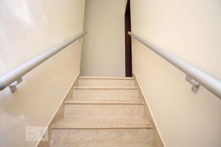 Casa à venda com 220m², 2 quartos e 2 vagasEscada