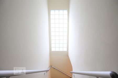 Casa à venda com 220m², 2 quartos e 2 vagasEscada