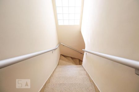 Casa à venda com 220m², 2 quartos e 2 vagasEscada