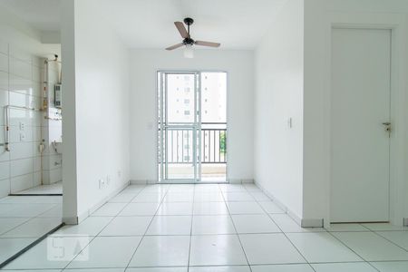 Sala de apartamento para alugar com 2 quartos, 44m² em Parada de Lucas, Rio de Janeiro