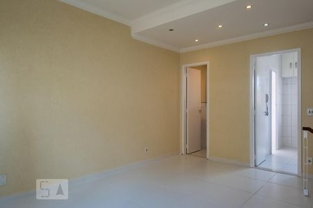 Sala de casa de condomínio para alugar com 2 quartos, 109m² em Vila Bertioga, São Paulo