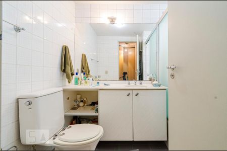 Banheiro da suíte de apartamento para alugar com 3 quartos, 107m² em Sumarezinho, São Paulo
