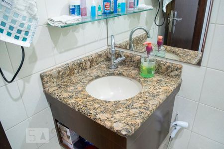 Casa à venda com 209m², 4 quartos e 4 vagas Casa à venda com 209m², 4 quartos e 4 vagasBANHEIRO