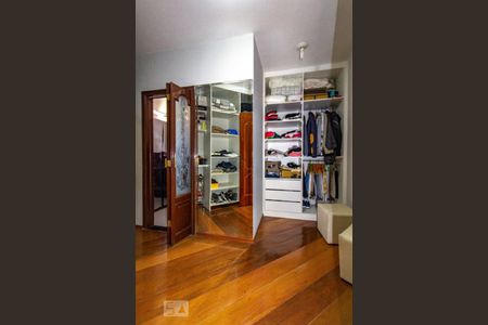Casa à venda com 180m², 3 quartos e 4 vagas Casa à venda com 180m², 3 quartos e 4 vagasCloset da Suíte
