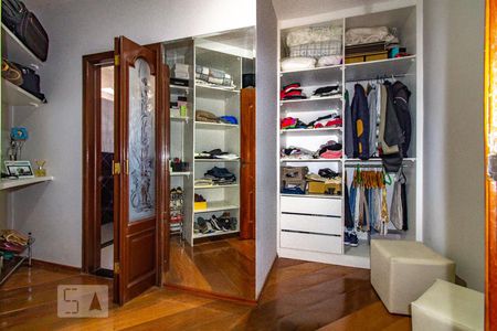 Casa à venda com 180m², 3 quartos e 4 vagas Casa à venda com 180m², 3 quartos e 4 vagasCloset da Suíte