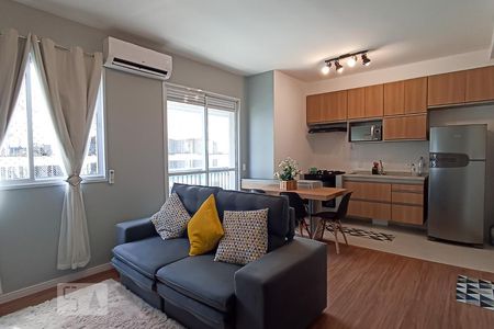 Sala e cozinha de apartamento à venda com 1 quarto, 44m² em Jardim Tupanci, Barueri