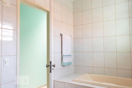 Casa para alugar com 335m², 4 quartos e 6 vagasBanheiro da Suíte