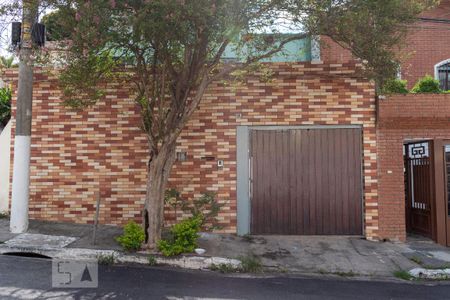 Casa para alugar com 335m², 4 quartos e 6 vagasFachada