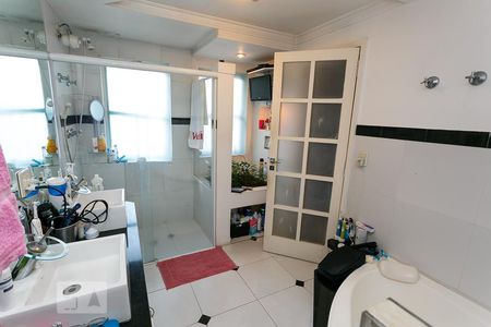 Casa à venda com 450m², 4 quartos e 6 vagas Casa à venda com 450m², 4 quartos e 6 vagasBanheiro suíte-2