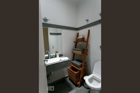 Casa à venda com 450m², 4 quartos e 6 vagas Casa à venda com 450m², 4 quartos e 6 vagasBanheiro