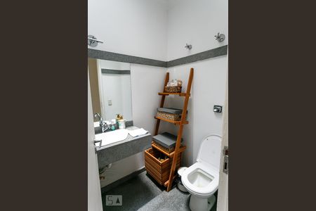 Casa à venda com 450m², 4 quartos e 6 vagas Casa à venda com 450m², 4 quartos e 6 vagasBanheiro