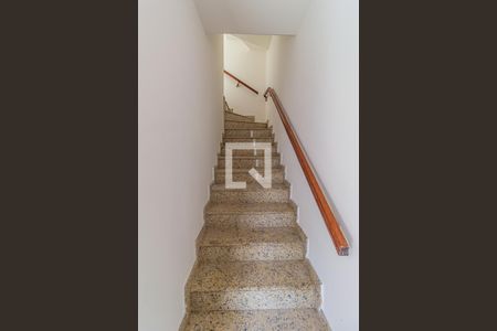 Casa à venda com 140m², 3 quartos e 4 vagas Casa à venda com 140m², 3 quartos e 4 vagasEscada Garagem