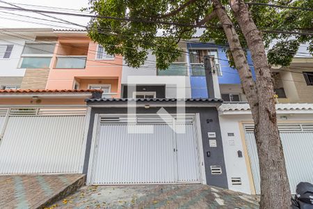 Casa à venda com 140m², 3 quartos e 4 vagas Casa à venda com 140m², 3 quartos e 4 vagasFachada