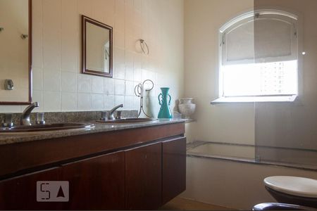 Casa à venda com 360m², 3 quartos e 3 vagasBanheiro da Suíte 3