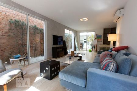 Sala de casa de condomínio para alugar com 3 quartos, 140m² em Itaim Bibi, São Paulo