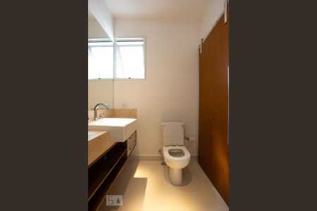 Banheiro suíte 1 de casa de condomínio para alugar com 3 quartos, 140m² em Itaim Bibi, São Paulo