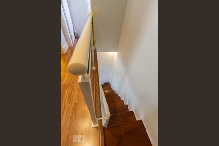 Apartamento para alugar com 220m², 3 quartos e 3 vagas Apartamento para alugar com 220m², 3 quartos e 3 vagasEscadas