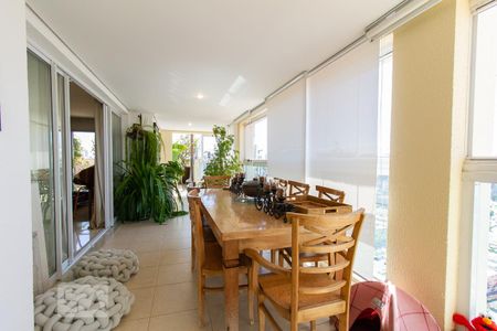 Apartamento para alugar com 220m², 3 quartos e 3 vagas Apartamento para alugar com 220m², 3 quartos e 3 vagasVaranda