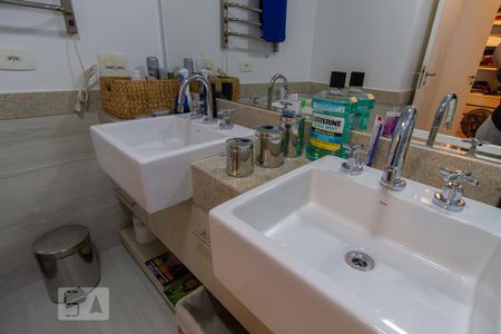 Apartamento para alugar com 220m², 3 quartos e 3 vagas Apartamento para alugar com 220m², 3 quartos e 3 vagasBanheiro da Suíte 1