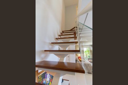Apartamento para alugar com 220m², 3 quartos e 3 vagas Apartamento para alugar com 220m², 3 quartos e 3 vagasEscadas