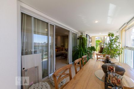 Apartamento para alugar com 220m², 3 quartos e 3 vagas Apartamento para alugar com 220m², 3 quartos e 3 vagasVaranda