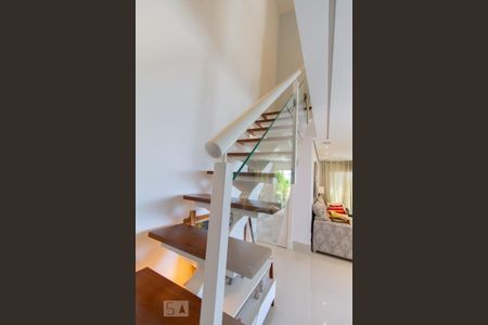 Apartamento para alugar com 220m², 3 quartos e 3 vagas Apartamento para alugar com 220m², 3 quartos e 3 vagasEscadas