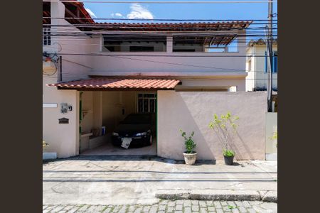 Casa de condomínio à venda com 175m², 3 quartos e 2 vagas Casa de condomínio à venda com 175m², 3 quartos e 2 vagasFachada